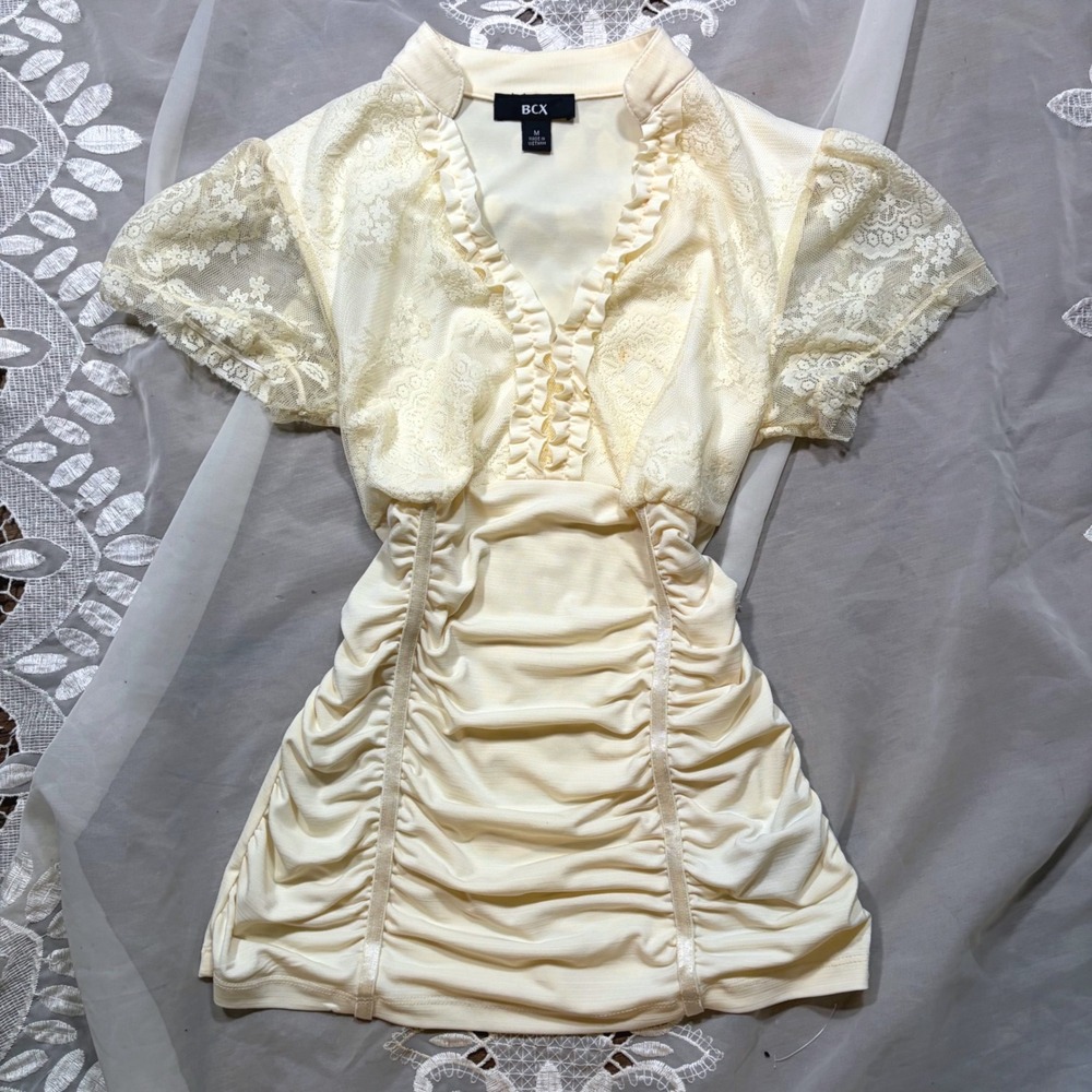 BCX Cream Lace Ruffle V-Neck Ruched Fitted Short Sleeve Top Sz M
